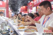 占卜免费“嗦粉”经济火热 中国多地“食力”出圈